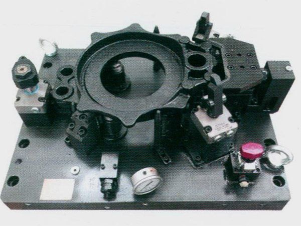 製(zhi)動器底(di)闆液壓(ya)裌(jia)具